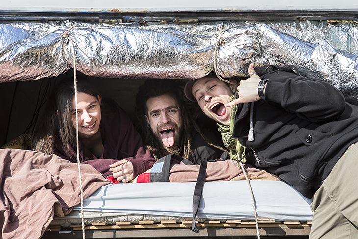 Il est 11h du matin. Les portes arrière du camion de Mika s’entrouvrent