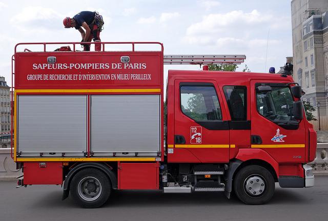 Des sans-papiers en colère mettent le feu au centre de rétention du Mesnil-Amelot