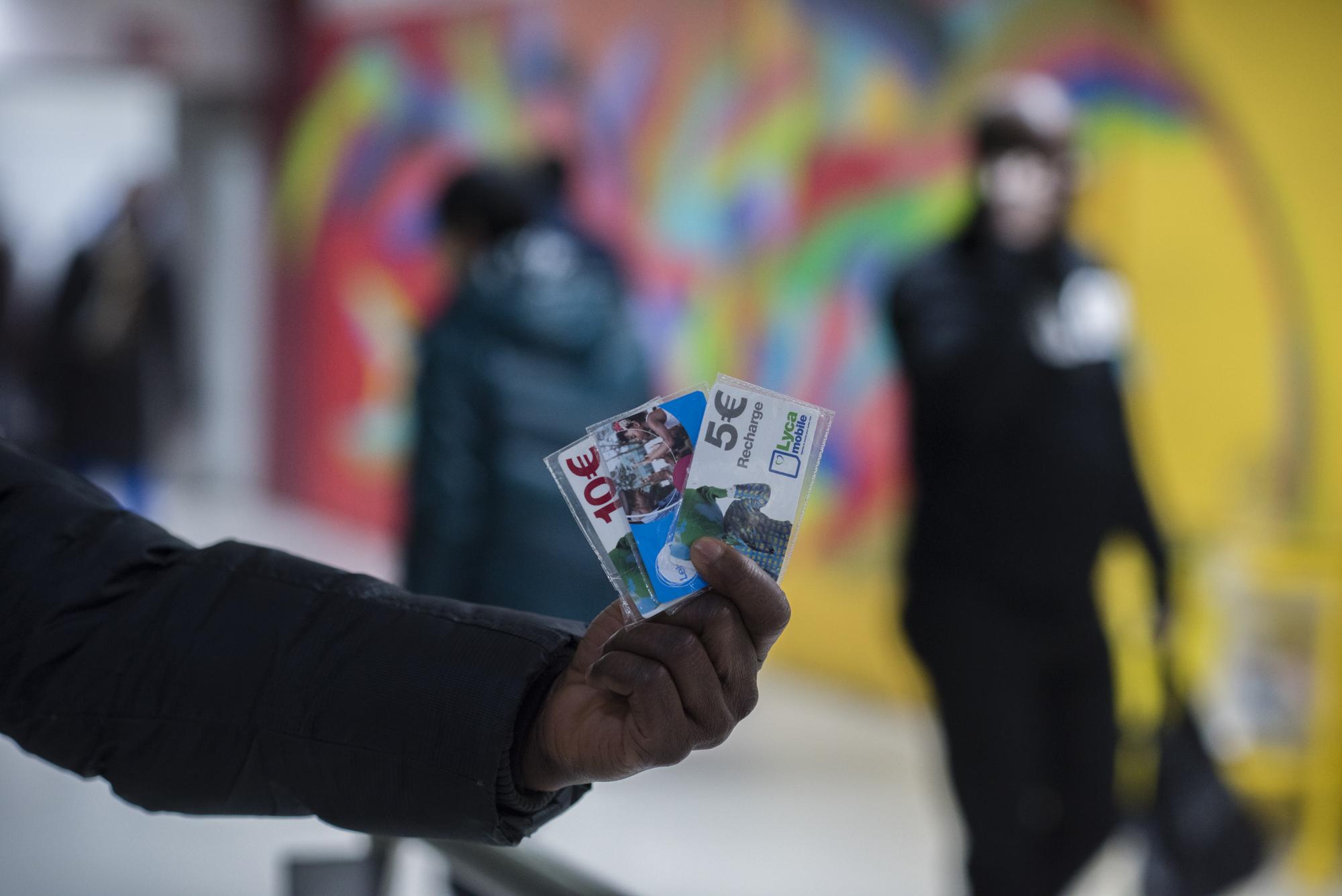 Un billet de 5 contre une cart