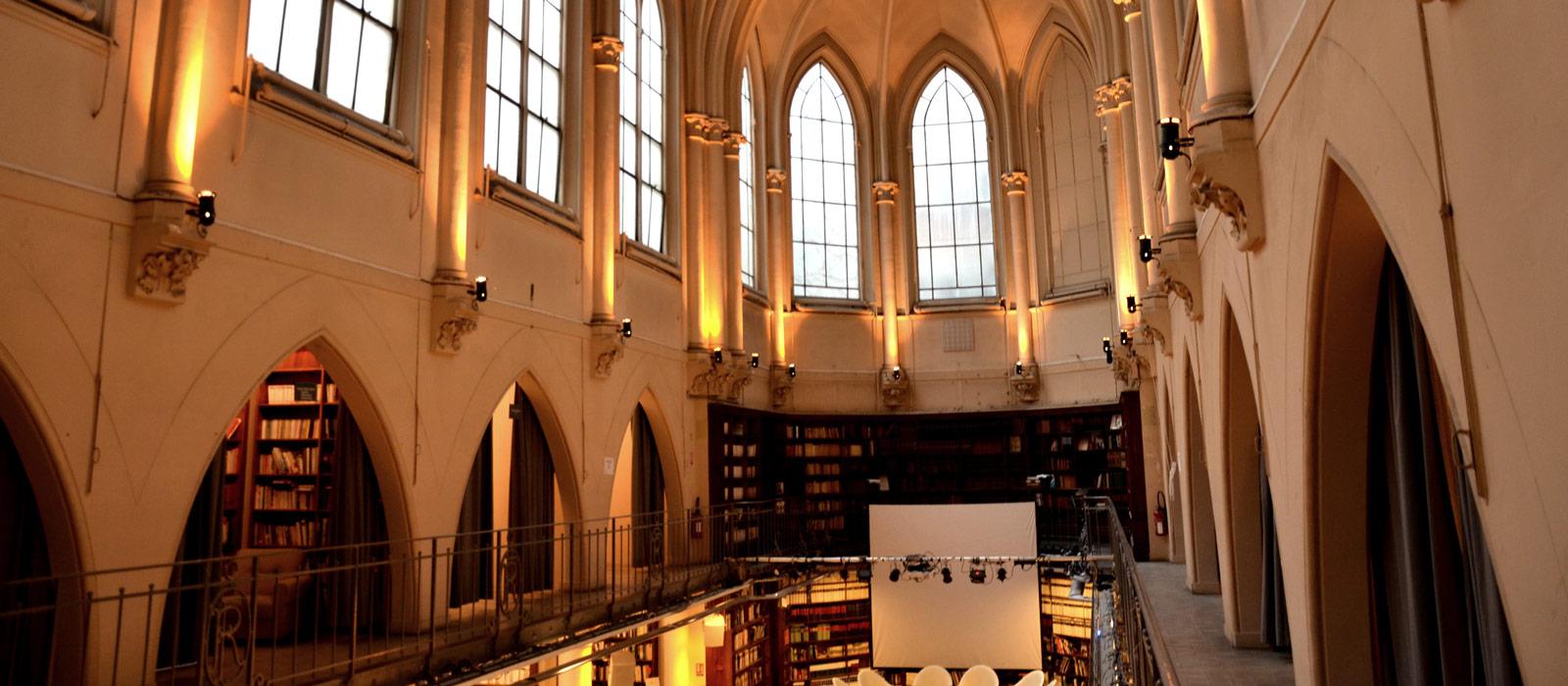 Hébergement d’urgence, concerts et ping-pong dans une ancienne chapelle
