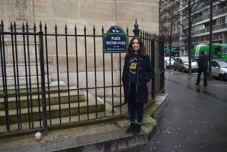 Morane prend la pose Place Victor Hugo