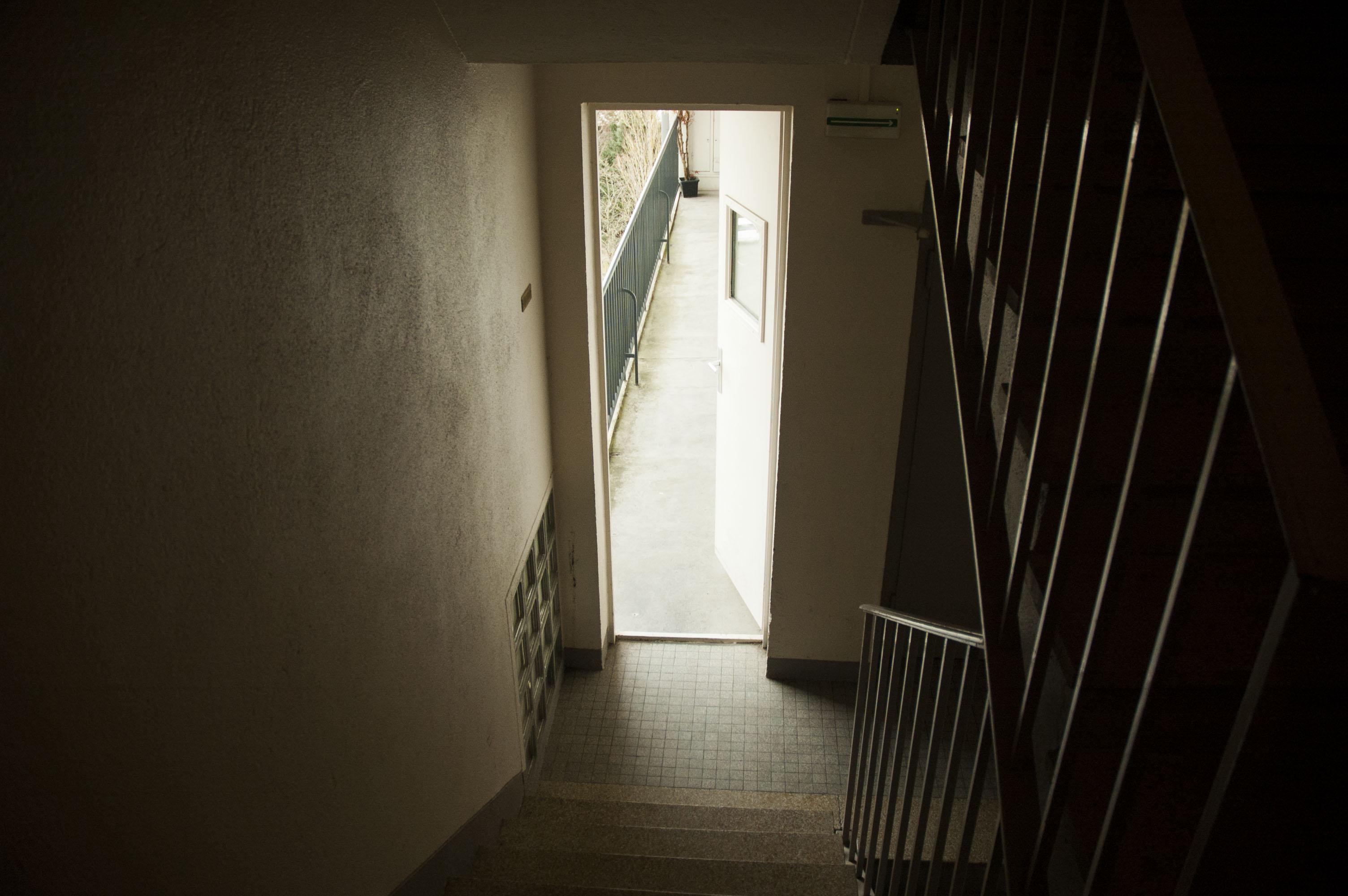 Les équipes de police grimpent jusqu’au 6e étage