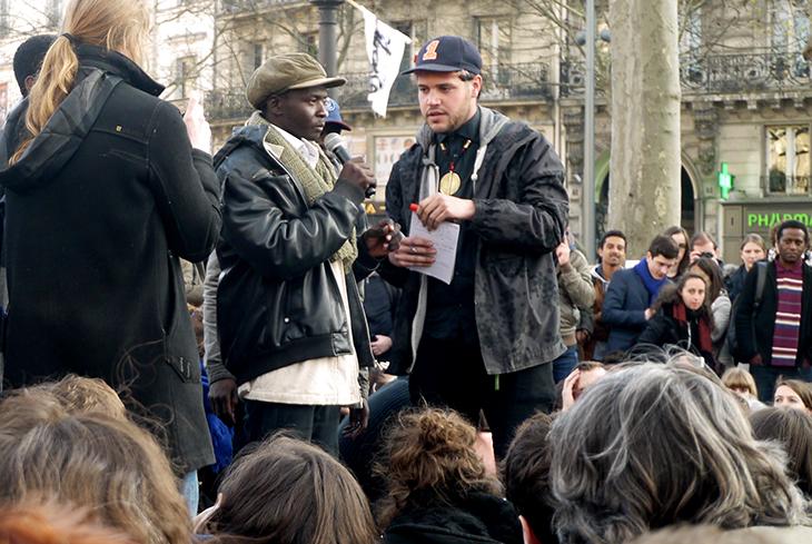 La prise de parole est timide.