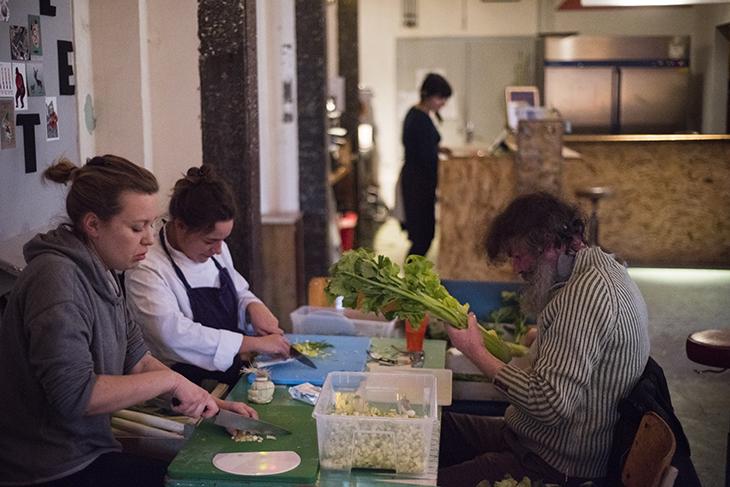 Zofia, Emma et Dominique préparent la soupe du soir