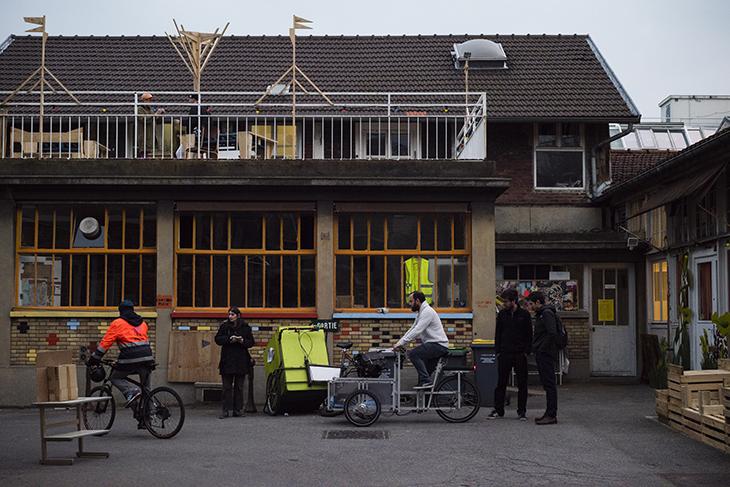 L’association Carton plein 75 devant son atelier