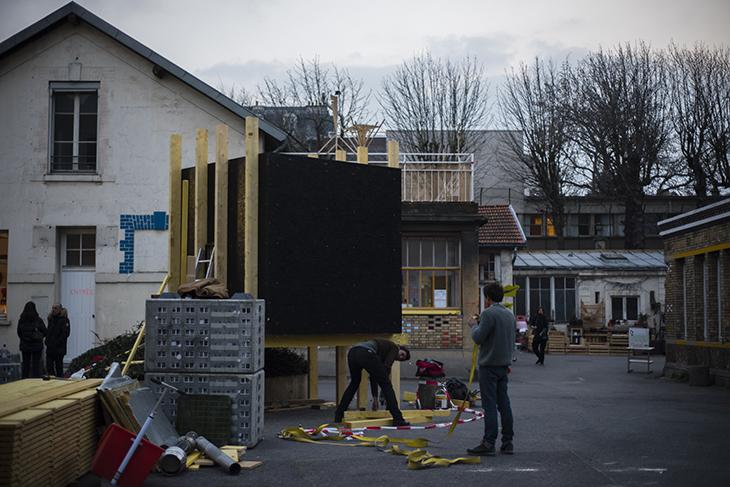 Construction du Bania russe dans la cour