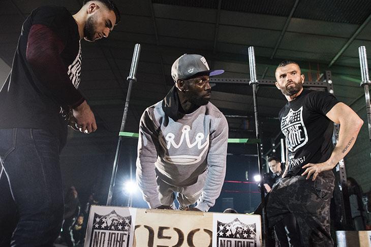 Hannibal montre le bon geste.