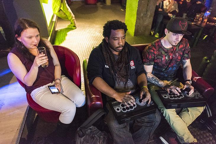 Ça joue en sirotant son cocktail