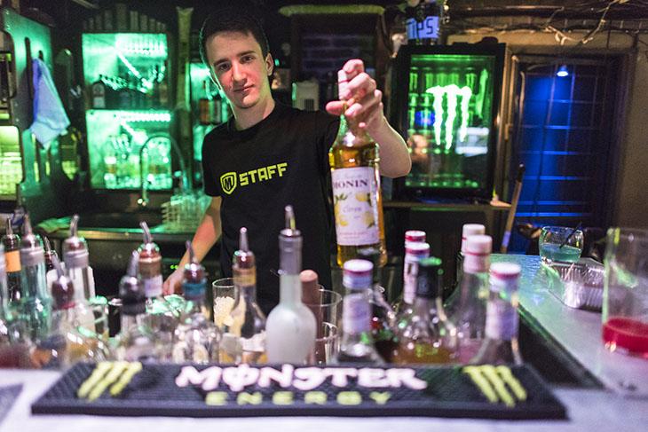 Il enchaîne les cocktails tous le weekend