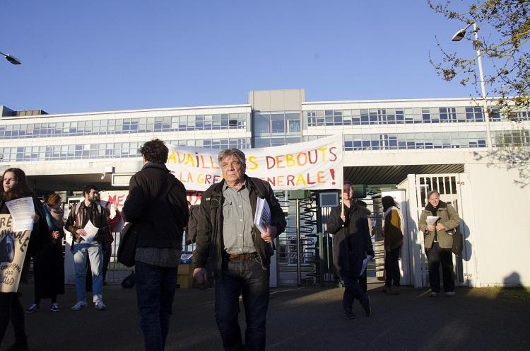 Un bon paquet de tract sous le bras