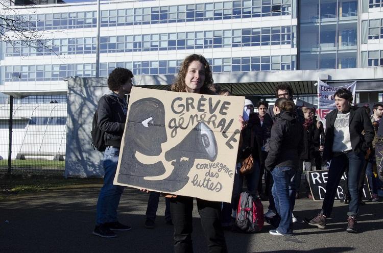 La jeune fille à la pancarte