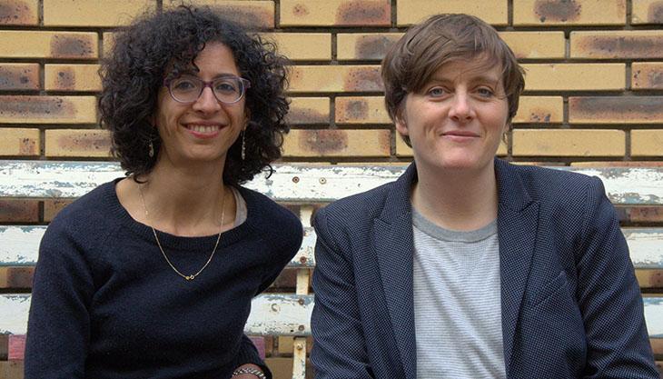 Yasmine Bouagga et Lisa Mandel posey sur un banc.