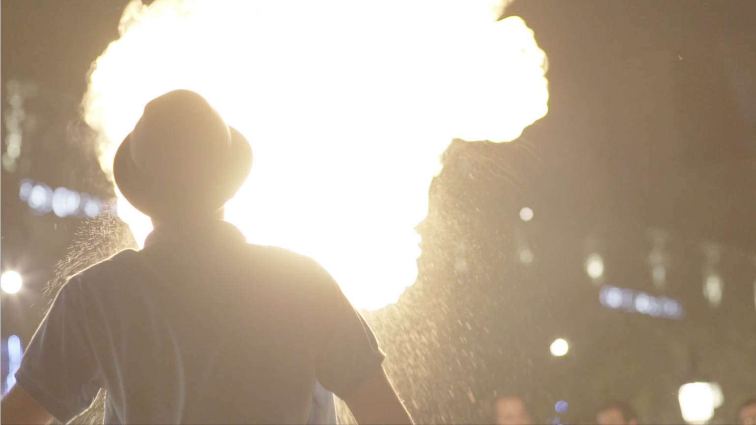 Vidéo : les cracheurs de feu de Nuit Debout 