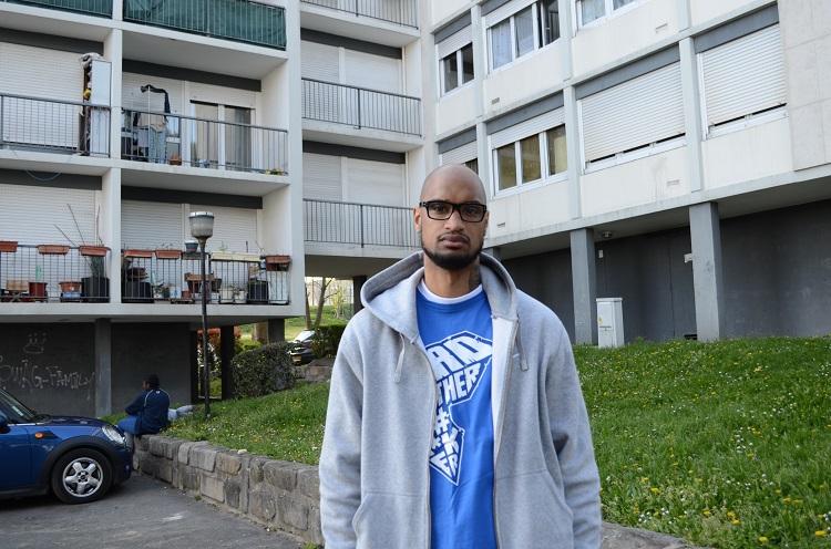 Au pied des immeubles qu'il a toujours connu