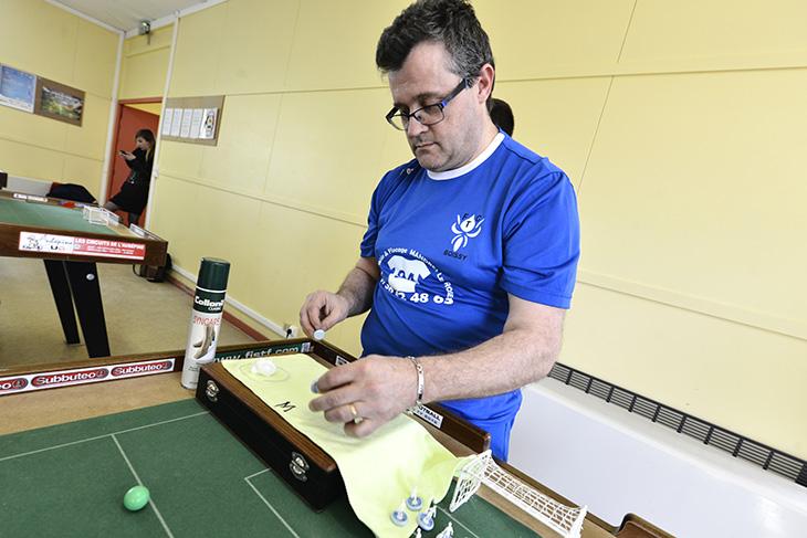 Marc a sa botte secrète: nettoyer ses pièces avec de l’imperméabilisant pour chaussures