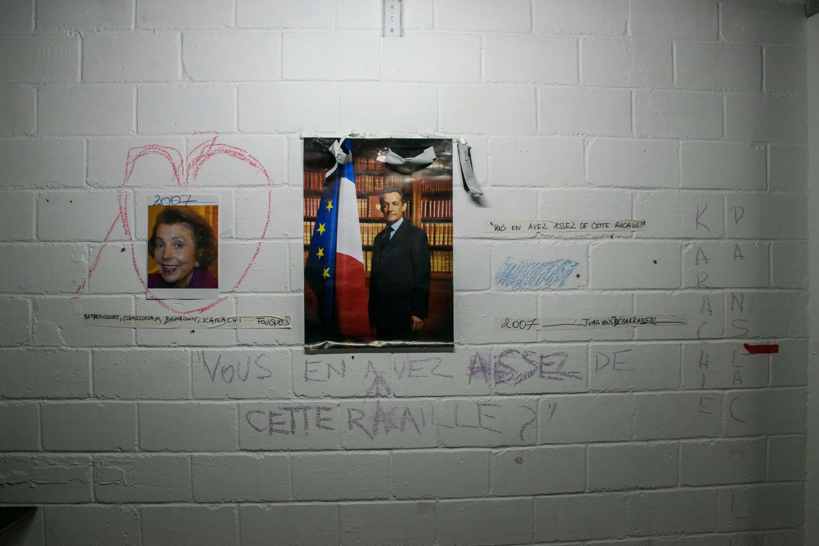 Les visiteurs peuvent entendre un débat Marine Le Pen / Nicolas Sarkozy et des cris de jouissance