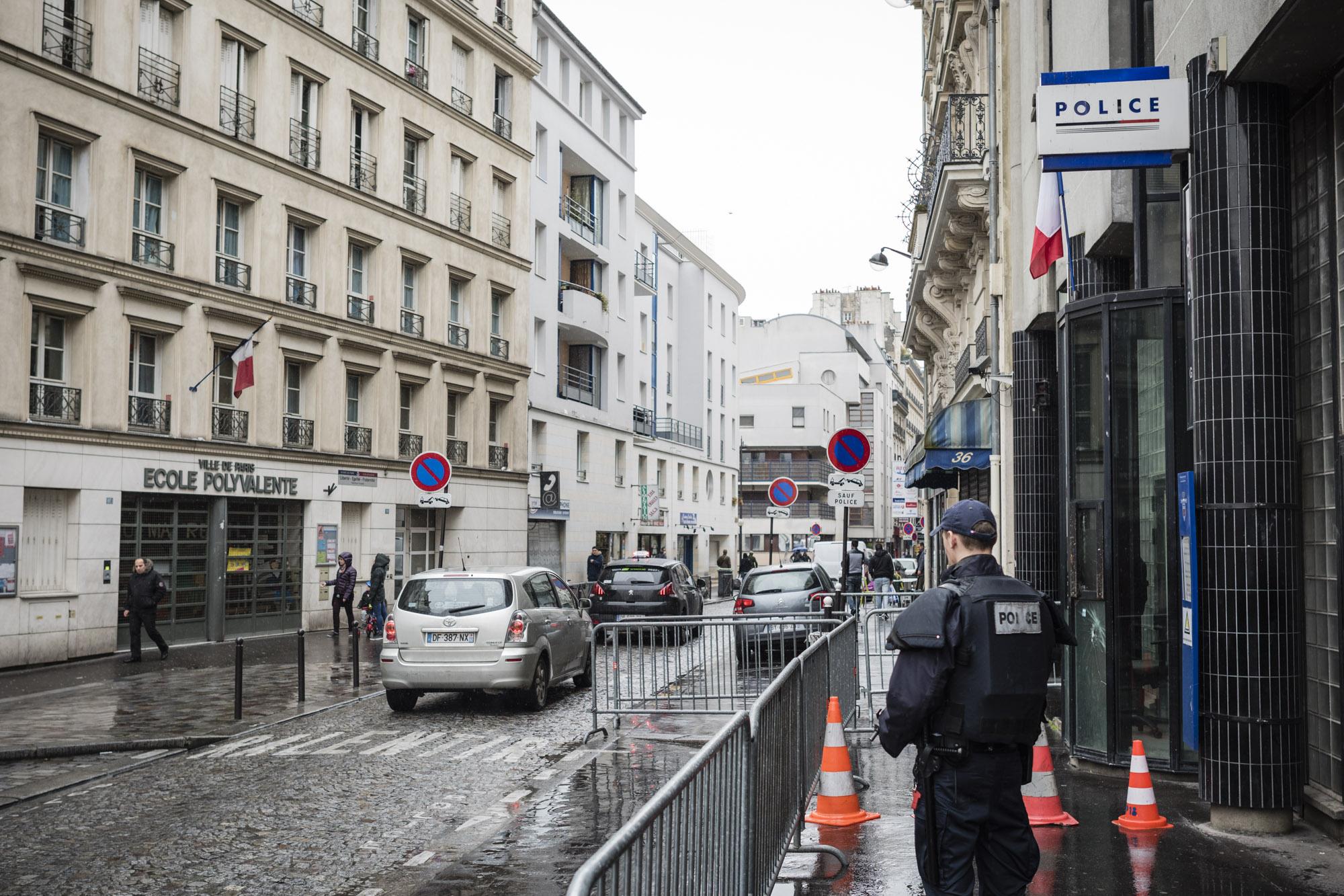 Devant le commissariat de la Goutte d'Or.