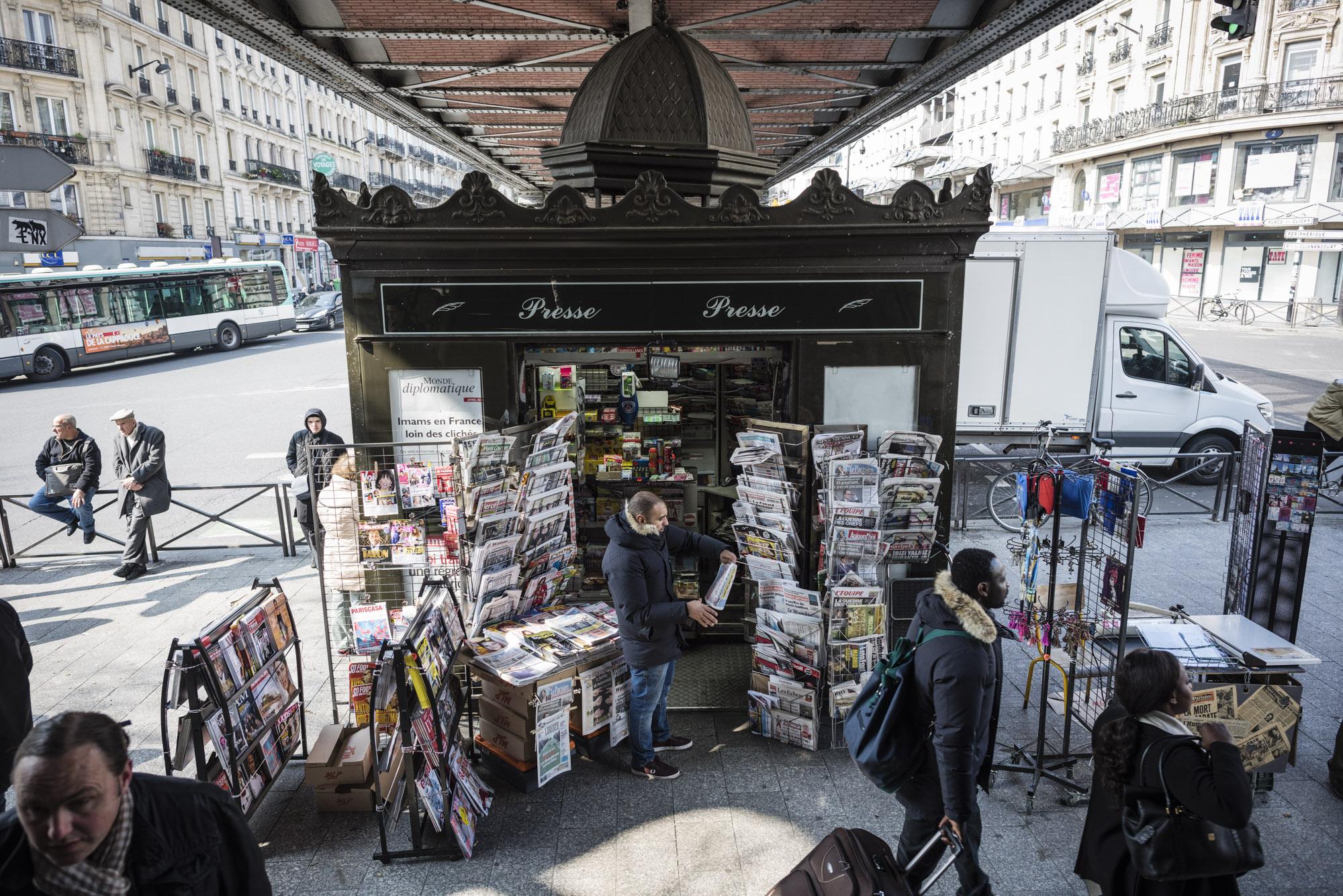 Le kiosque à la sortie du métro Barbès.