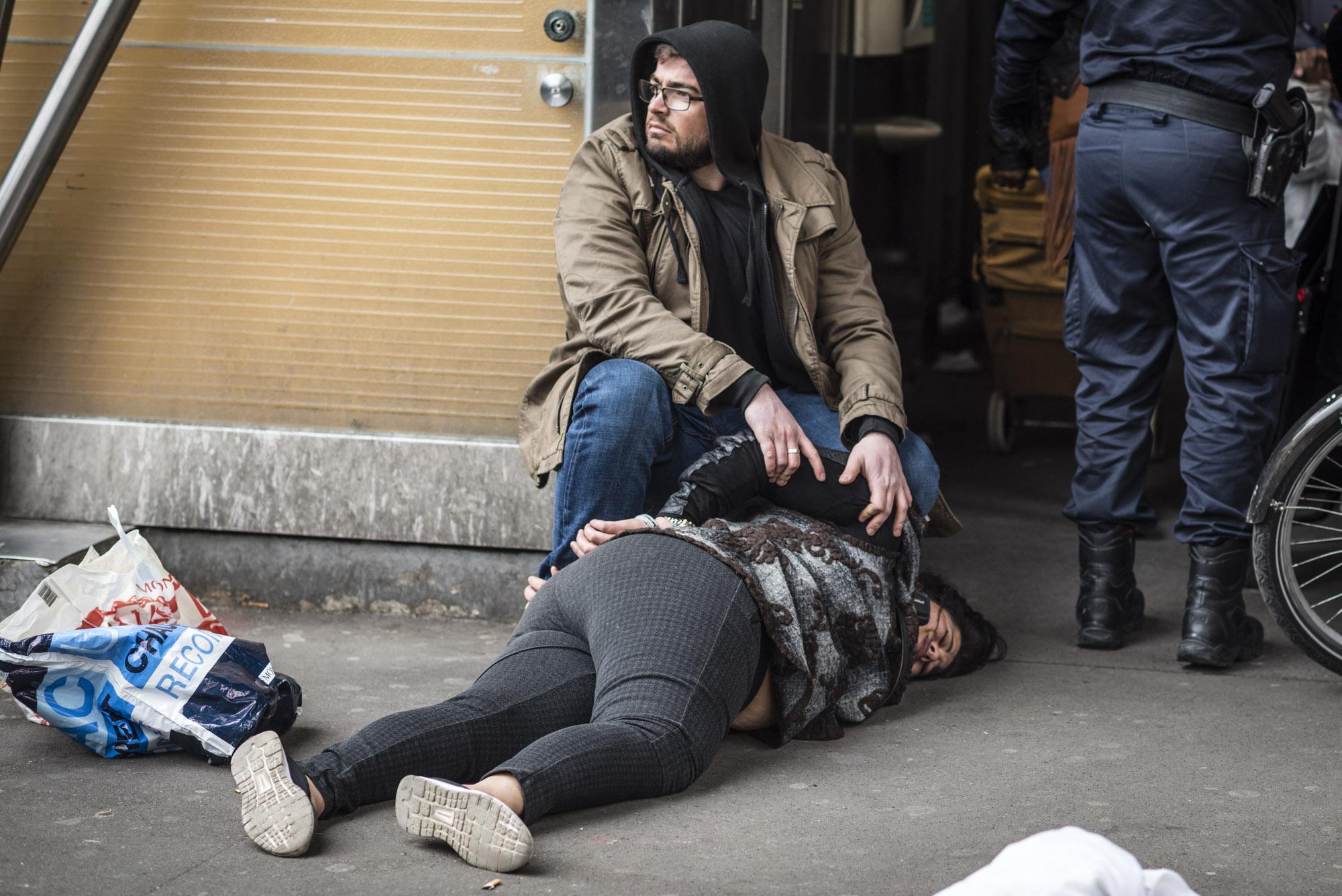 La police interpelle une femme enceinte.