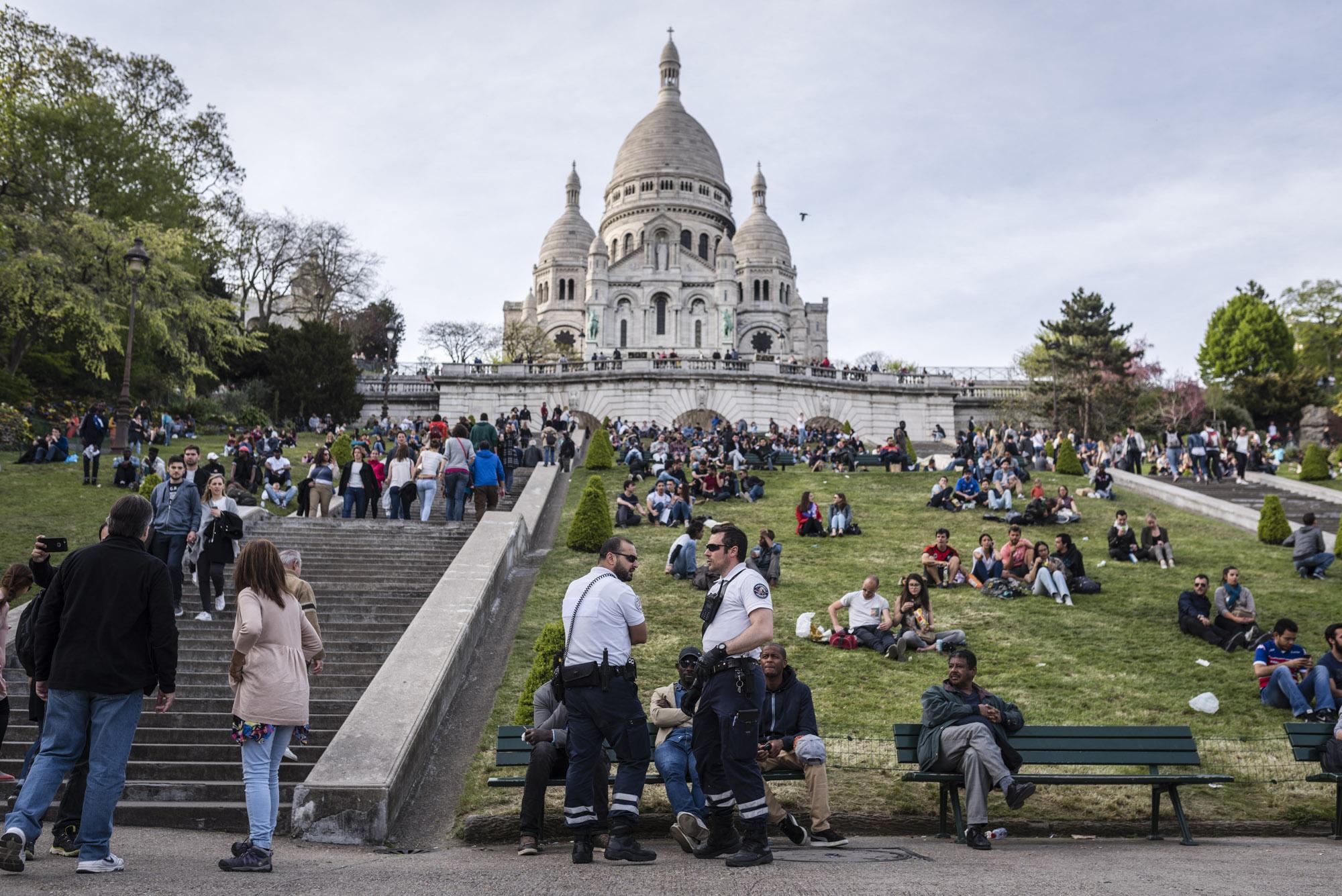 A Montmartre, la police surveille le petit manège des vendeurs de bracelets.