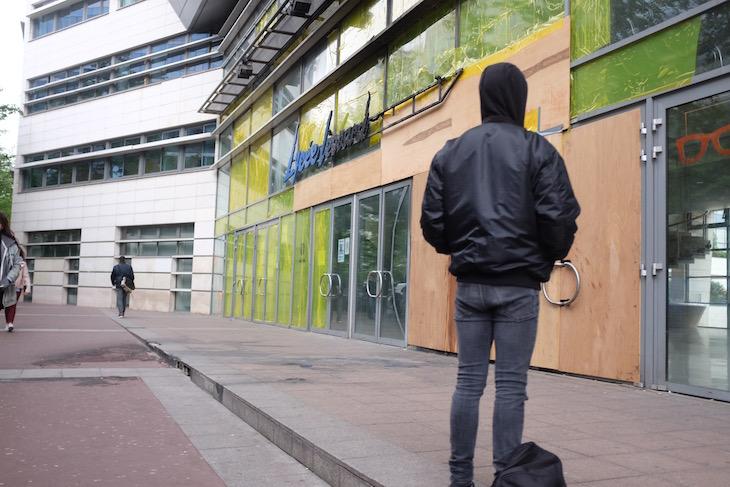 Medhi devant le lycée Léonard de Vinci