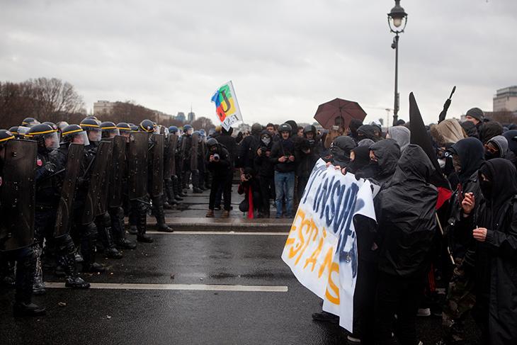 « Sur le pont d'Austerlitz, à un moment, c'était uniquement des filles qui tenaient la banderole face aux flics... 
