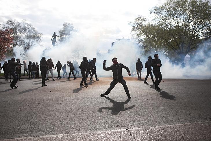 Caillassage en règle, place de la Nation.