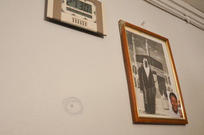 L'impact de balle sur le mur du salon.