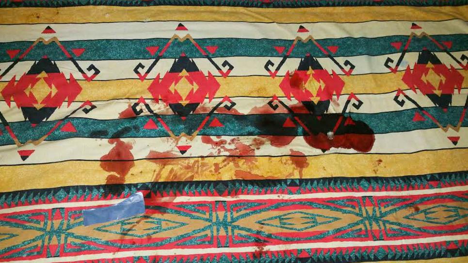 Une couette recouverte de sang.