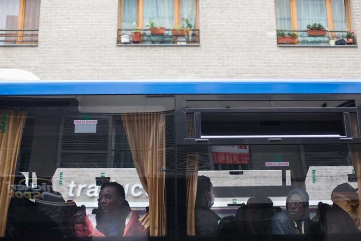 Des bus ont été affrétés pour emmener les migrants vers des centres d’hébergemen
