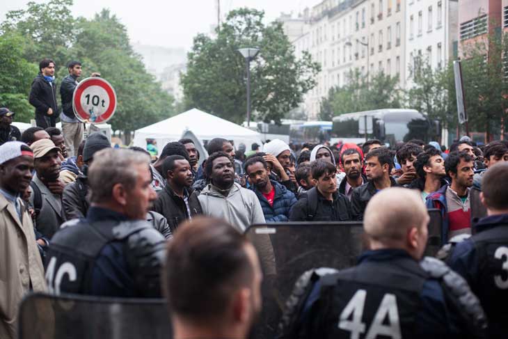 Les migrants patientent dans le calm