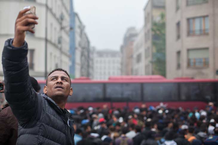 Un migrant prend en photo l’évacuation