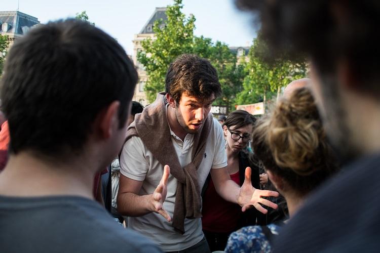 L'un des veilleurs négocie un accès à la Place de la République