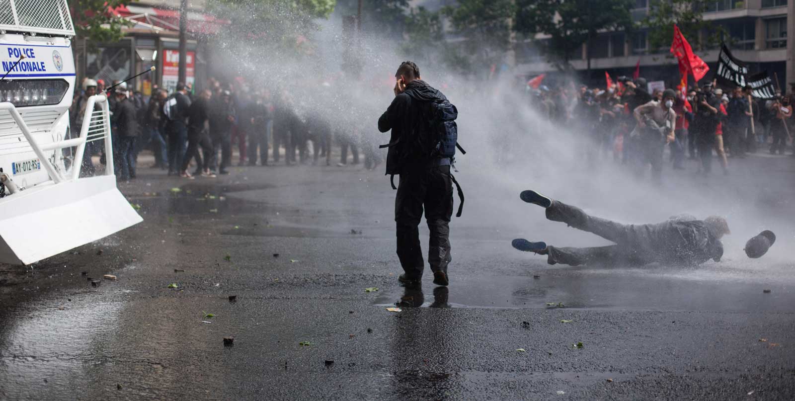 Photos : A Paris, la police sort les canons à eau contre les manifestants