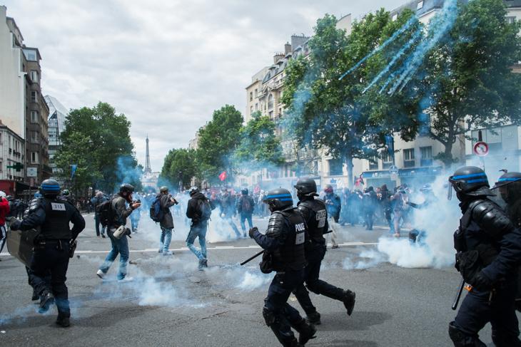 Les CRS chargent vers le métro Duro