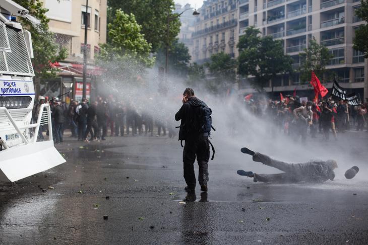 La police fait usage de canons à eau pour la 1ere foi