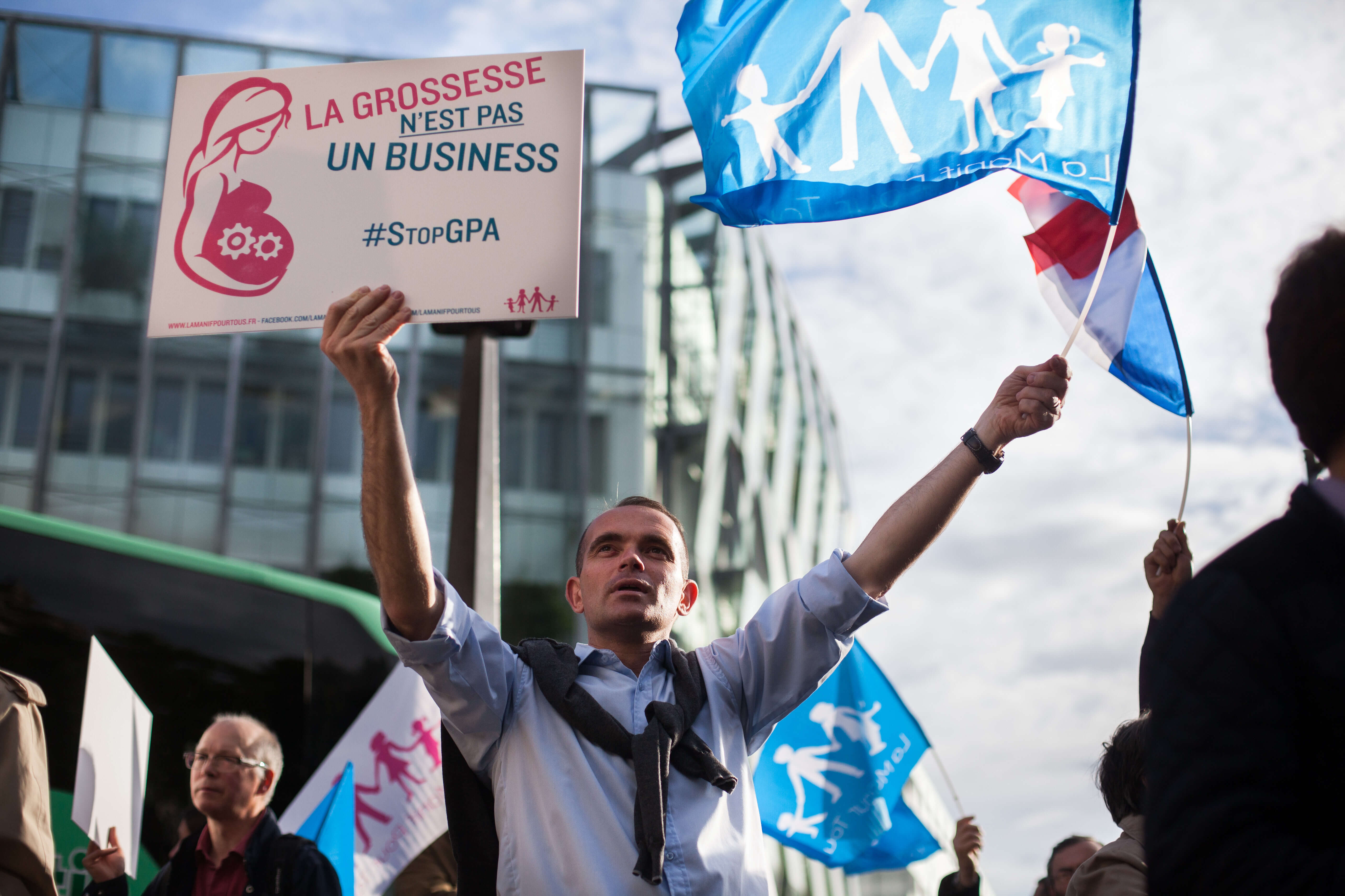 Ici, c’est plutôt coupe de cheveux bien dégagée derrière les oreilles