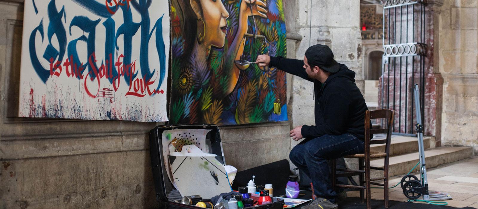 Le prêtre qui expose du street art dans son église