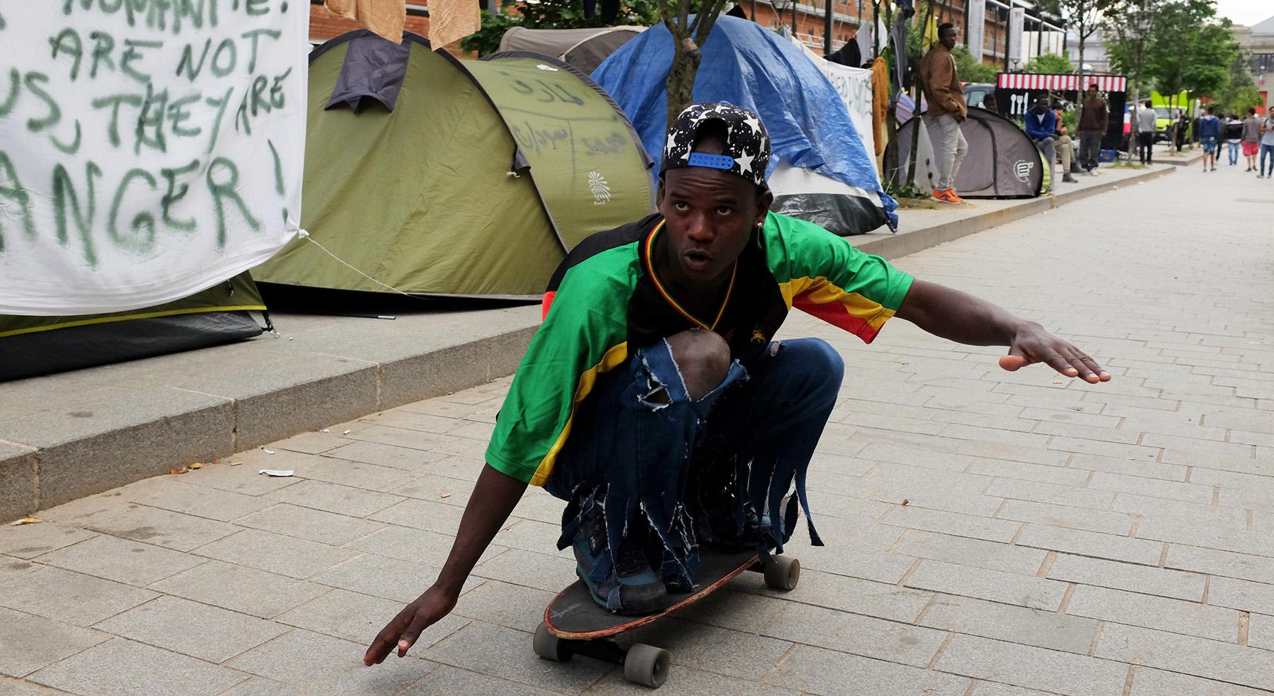 Les réfugiés se réinstallent à la Halle Pajol 