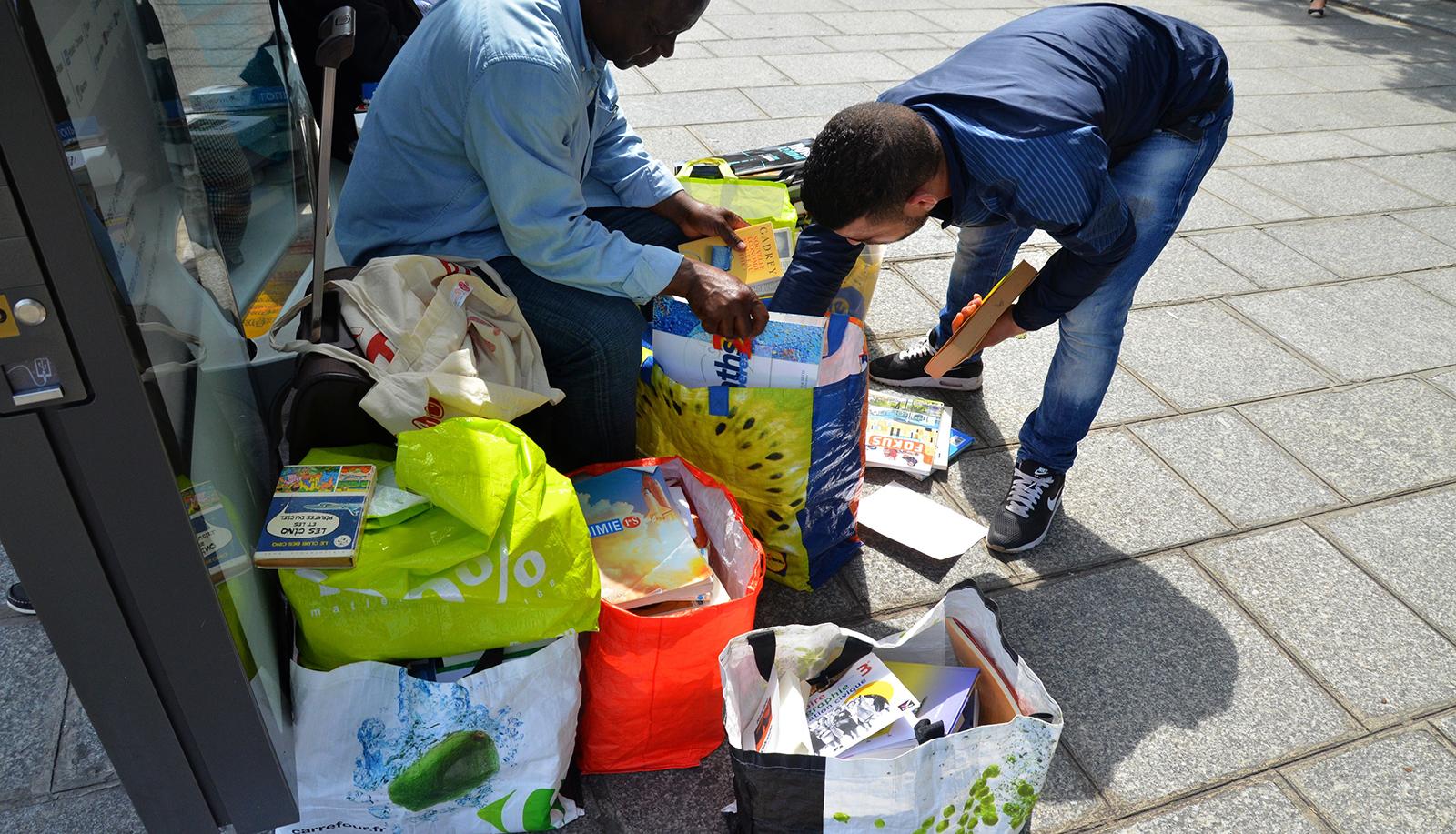 Amine, marchand de livres à la sauvette