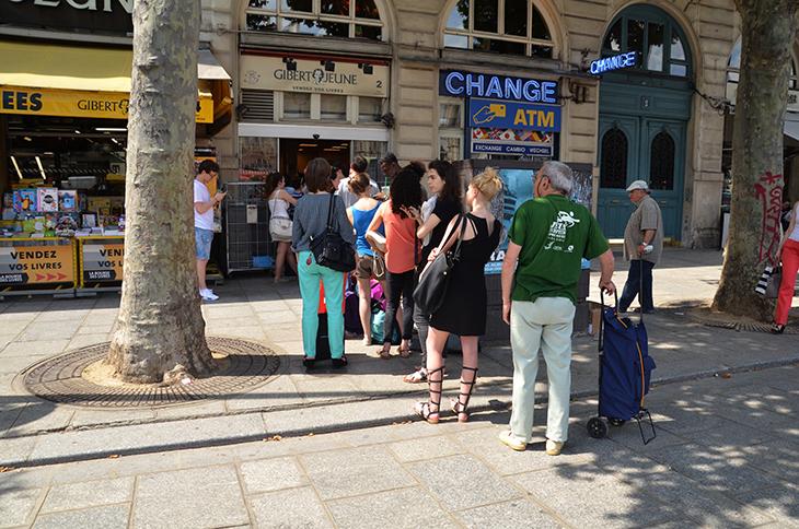 Chaque jour, des dizaines de personnes tentent de revendre leurs livres à Gibert Jeune