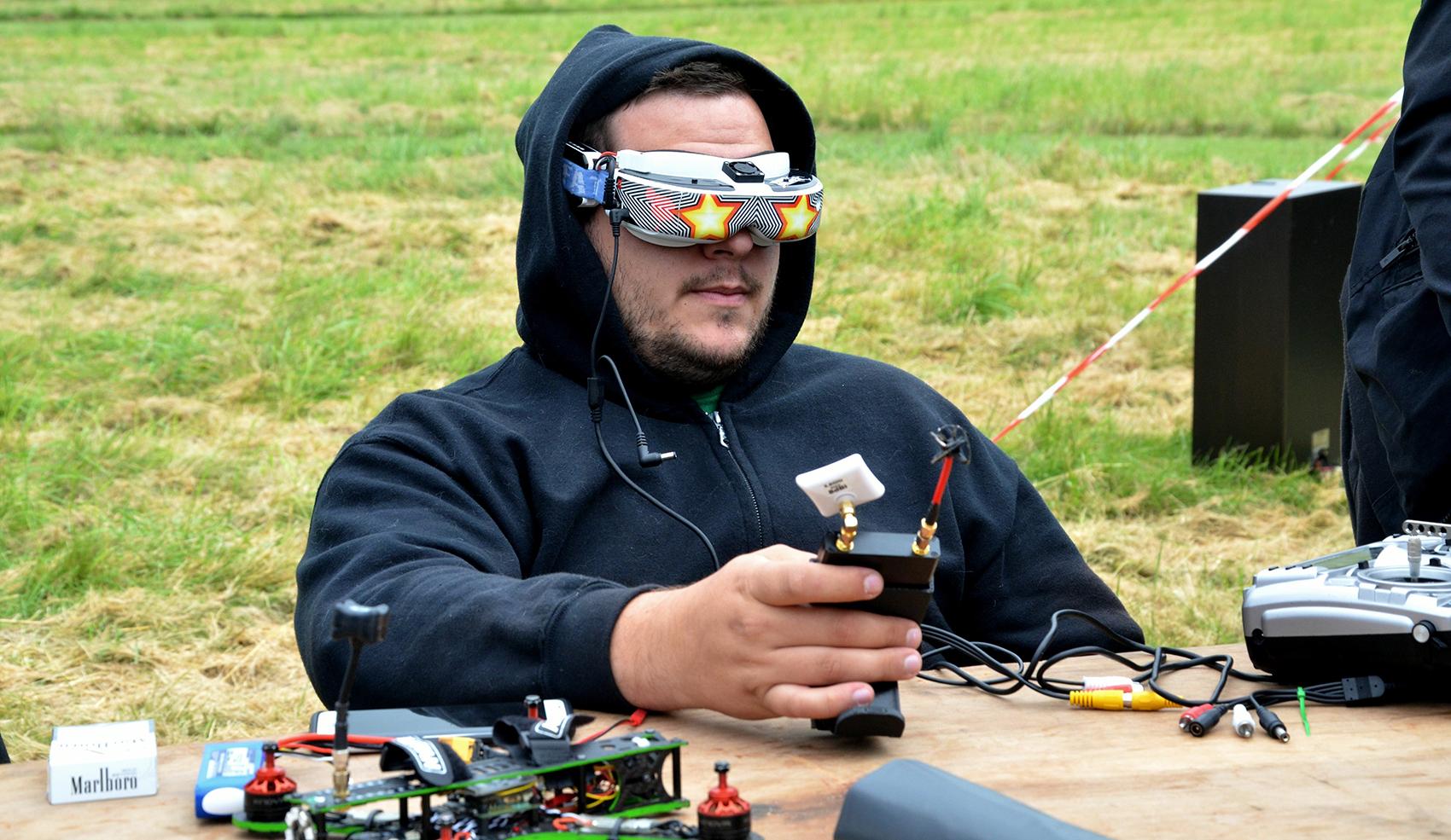 Un champ, des geeks et des drones
