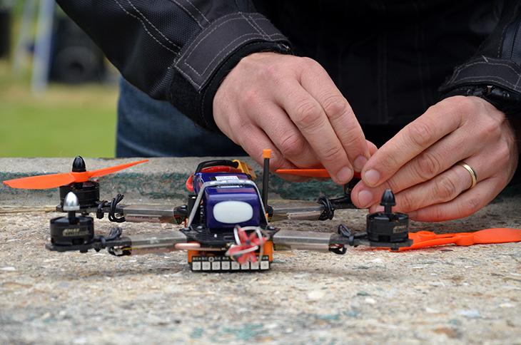 Les pilotes de drones sont aussi les rois de la bricole.