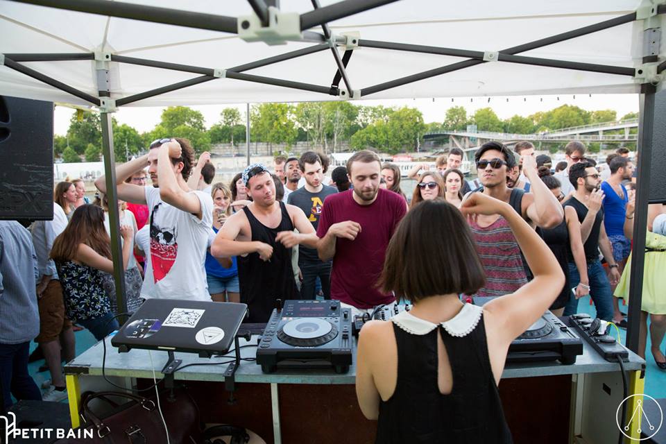 Inès en plein mix au Petit Bain à Paris