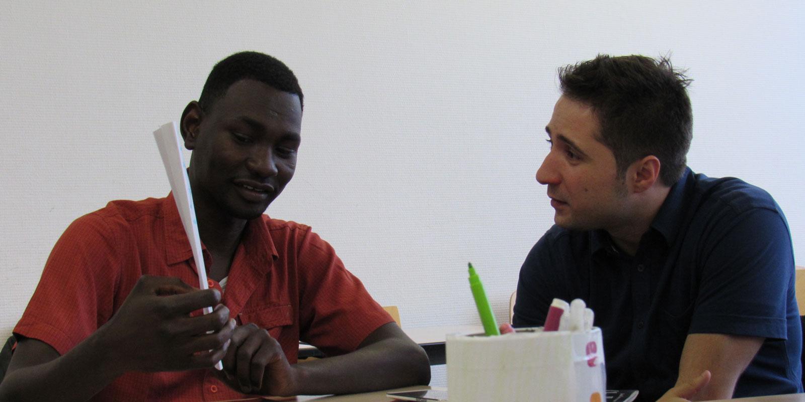 Des étudiants de grandes écoles coachent des réfugiés qui veulent reprendre les cours