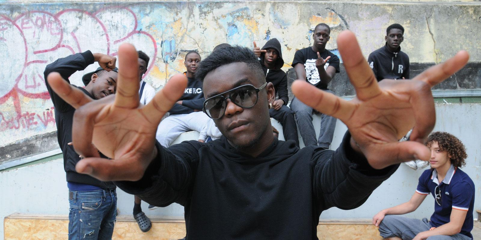 Guy 2 Bezbar rappe avec Niska et joue au Red Star