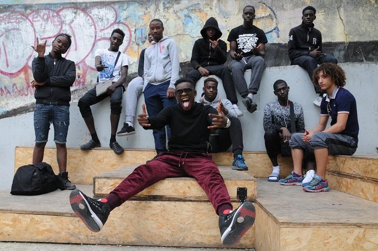 A droite de l'écran, David Luiz tape la pose