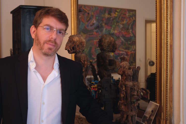Emmanuel Moyne avec ses statuettes africaines et ses tableaux de post-graffiti
