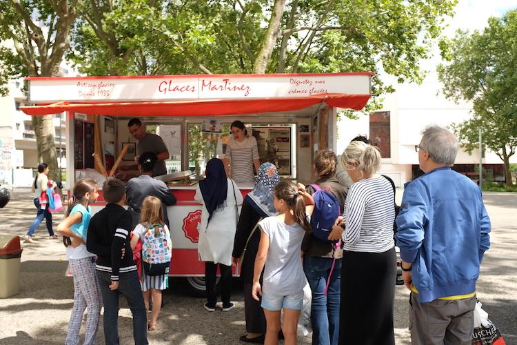 Les clients se massent devant la petite remorqu