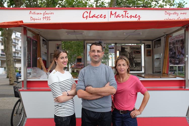 Le patron, entouré de sa nièce et sa femme